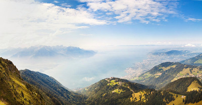 阿尔卑斯山和蒙特勒的全景