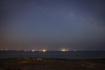 渔村上空的夜空