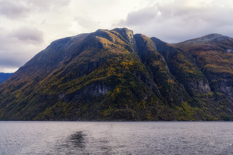 Sunnylvsfjorden，位于Stranda的Storfjorden的一部分和Sunnmøre