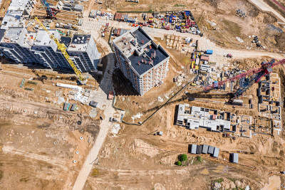 新公寓楼正在建设中。新住宅区开发。鸟瞰图