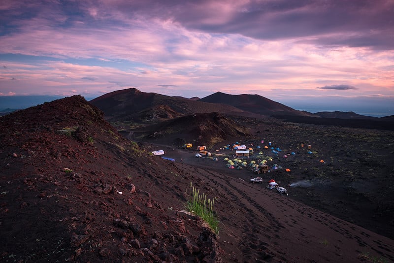 托尔巴希克火山基地的日落