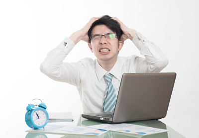 年轻人在办公室加班