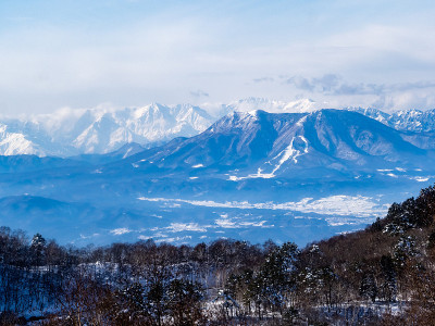 白雪覆盖的日本阿尔卑斯山的山峰