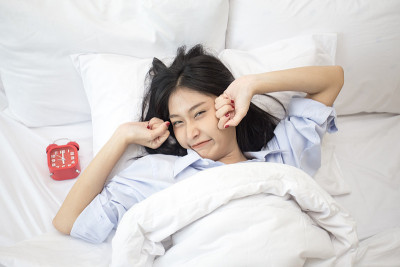 美丽年轻的亚洲女人睡在床上，女人睡觉的概念，20岁。