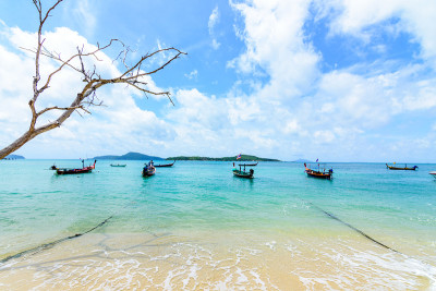 海滩上美丽的波浪
