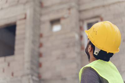 一个在建筑工地当建筑师的年轻人
