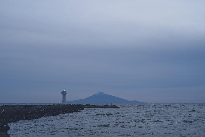 从诺斯亚普角望向大海的灯塔和雷本岛