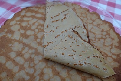 法式甜薄饼传统烛光下