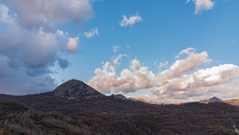 莫利塞的风景。Rocchetta Volturno。罗切塔阿尔塔的中世纪村庄。从史卡波里历史中心俯瞰