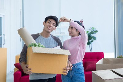 新婚夫妇正在布置和装饰他们的新家。搬到新家。