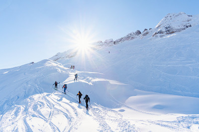 登山运动员在滑雪