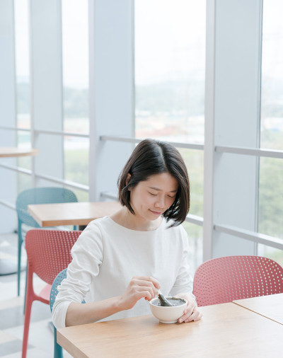 亚洲女性吃黑芝麻酱