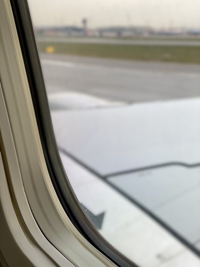 飞机窗口视图起飞机场航空公司机翼飞行天空