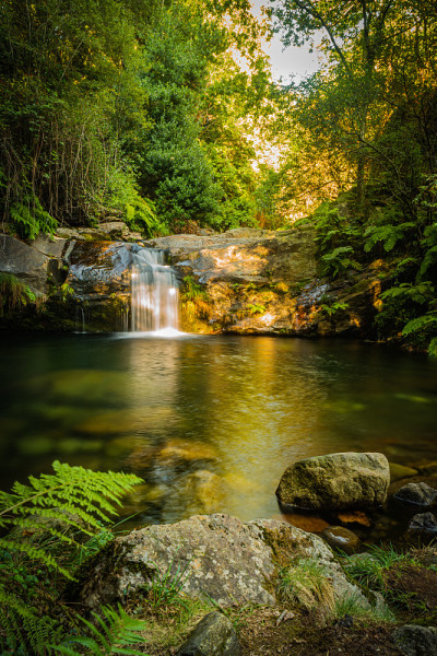 美丽的溪水Poço da Cilha瀑布，Manhouce, Sao Pedro do Sul，葡萄