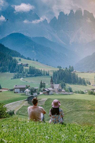一对夫妇在Dolomites意大利度假，圣玛格达莱娜村Dolomites地区意大利Val di Fu