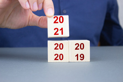 在一名男子手中的木方上刻有2019、2020和2021字样。2021年新年快乐。