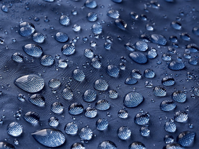 水滴在织物上。
