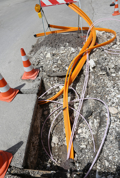 铺设光纤管道的道路施工