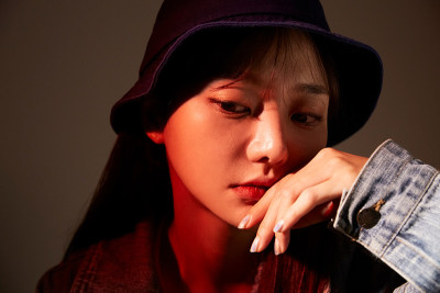 一个年轻的亚洲妇女穿着街头时装的肖像