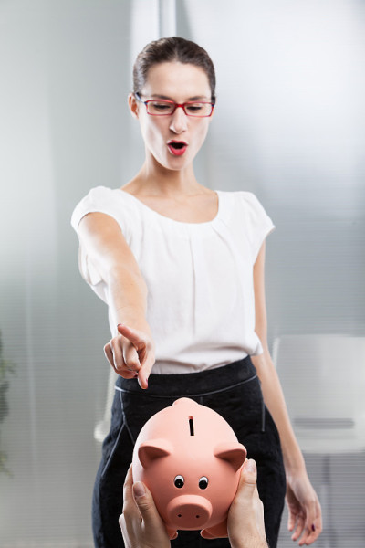 女商人谢绝存钱罐