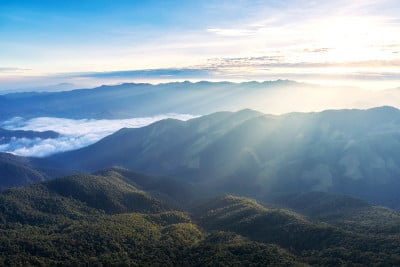 日出时的山景和雾景