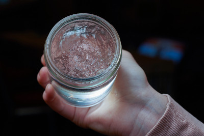 用于医用乳房植入物和整形手术中人体其他部位的工业生产的凝胶的一致性样本。一种透明颜色的演示成分。