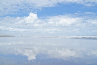 海滩上天空的倒影