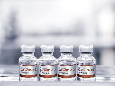 带标签的Covid-19冠状病毒疫苗瓶。