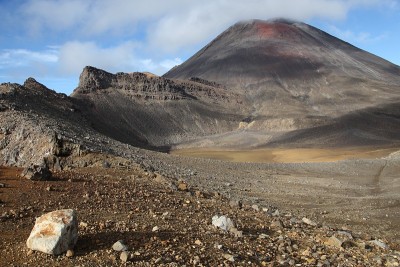 火山和岩石前景