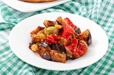 加葡萄干和松子的Caponata