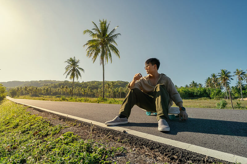 亚洲男子与冲浪板的肖像