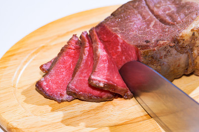 木盘子里的烤牛肉