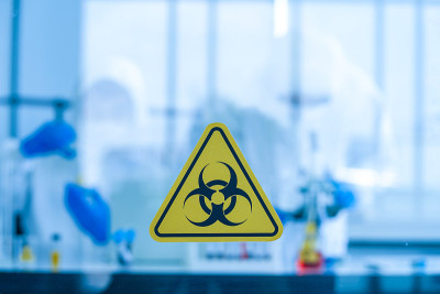在医学实验室进行COVID-19病毒感染的研究，进行治疗和预防