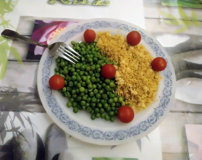 豌豆和蒸粗麦粉
