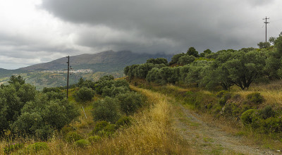 美丽的山和山谷景色在罗兹希腊