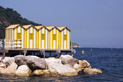 海滩小屋，亮黄色和白色条纹排成一排