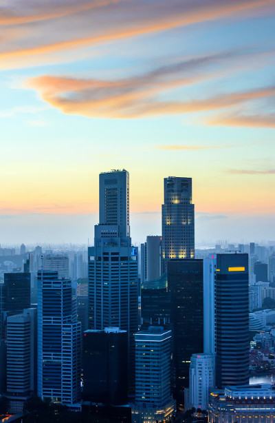 夕阳下的新加坡市中心摩天大楼