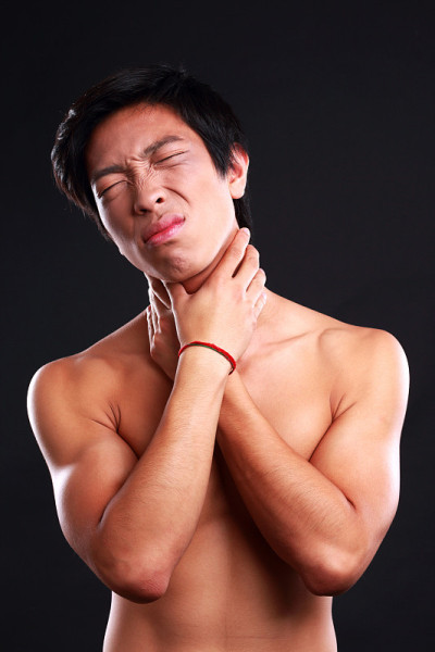 患有颈部疼痛的年轻男性