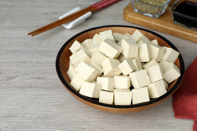 美味的豆腐放在碗里，放在轻便的木桌上