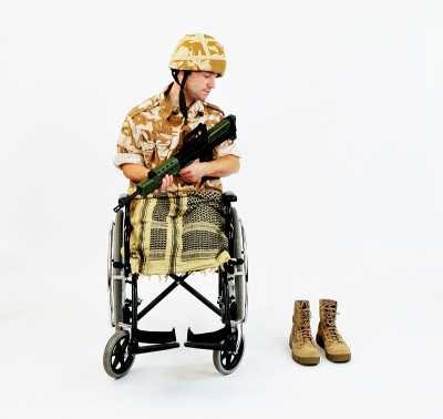 士兵在轮椅上
