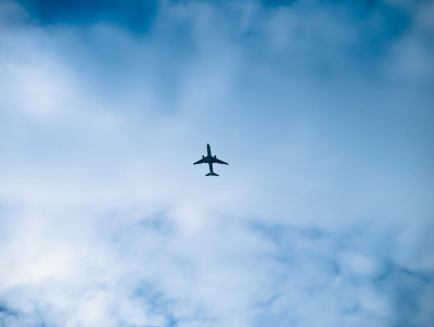 在大楼上空低空飞行的客机