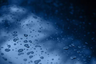 水滴在光滑的表面上