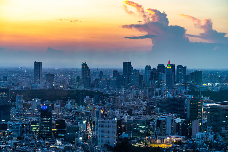 东京的天际线和摩天大楼在日落从森塔观景台，日本