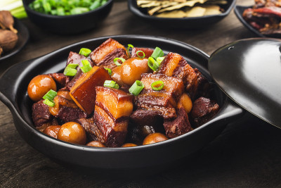 鹌鹑蛋炖五花肉(中国菜)