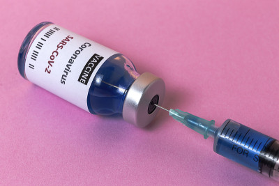 装有COVID-19检测疫苗的透明玻璃瓶和注射器