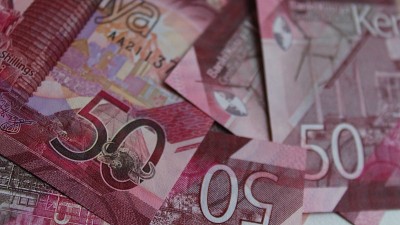 500肯尼亚先令纸币上一堆50先令纸币，俯视。