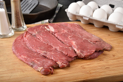 切成薄片的牛肉和待煮的乳制品新鲜鸡蛋
