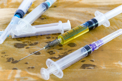 带医用制剂的注射器桌子上有AIDS的麻醉品