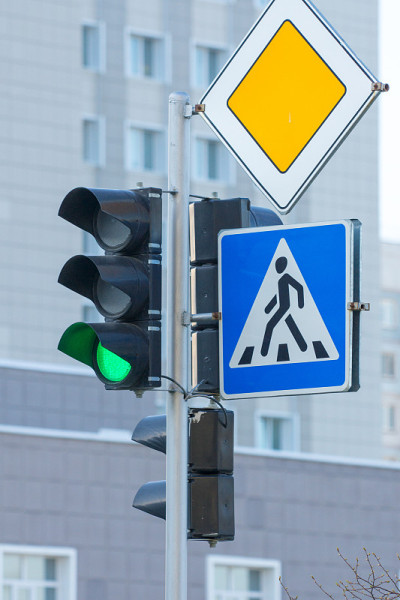 绿色交通灯、人行横道和主要道路交通标志