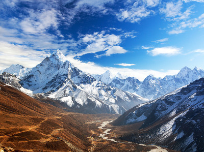 云中的阿玛达布拉姆山，通往珠峰大本营的路